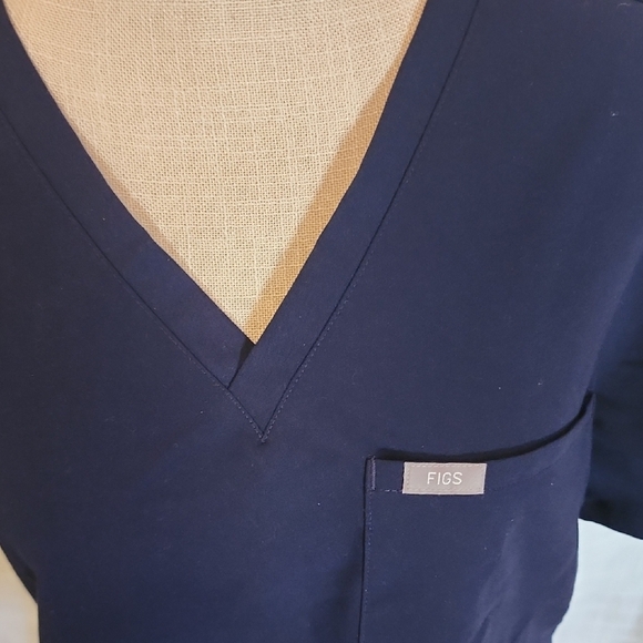 Figs Catarina Navy Blue V Neck Scrub Top Size Large - Picture 2 of 3